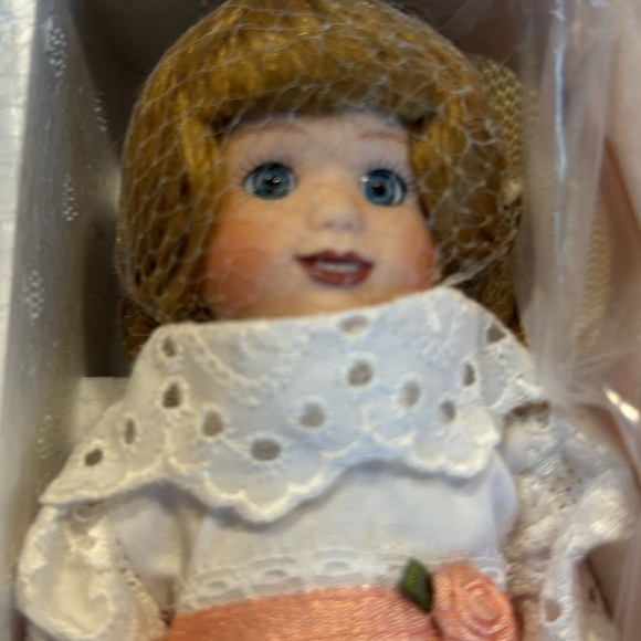 VINTAGE PARADISE GALLERIES Treasury Collection Porcelain Doll - Picture 2 of 7